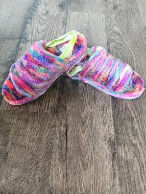 NWOT UGG Fuzzy Slip-On Slippers Rainbow Retro Multi Colors Size 9 Men